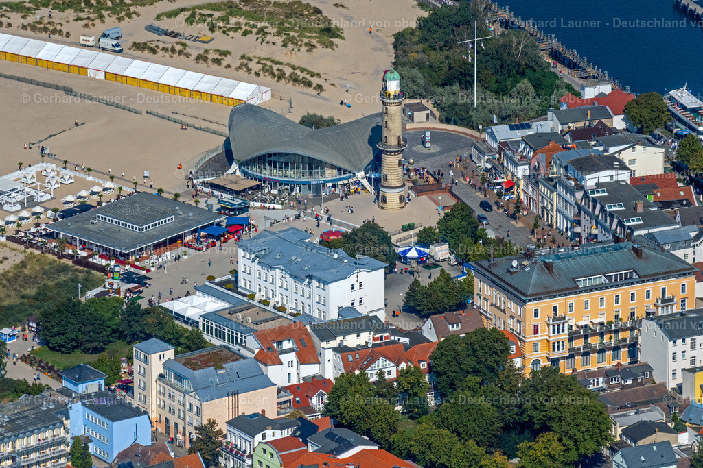 4061985 | Warnemünde 08.09.2021 Tische und Sitzbänke der Freiluft- Gaststätten Gebäude - Ensemble Leuchtturm - Teepott am Sandstrand im Ortsteil Warnemünde in Rostock im Bundesland Mecklenburg-Vorpommern, Deutschland. Weiterführende Informationen bei: Teepott-Restaurant,  w.Holz GmbH Gastronomie & Catering-Team. // Tables and benches of open-air restaurants building - Ensemble Leuchtturm - Teepott in the district Warnemuende in Rostock in the state Mecklenburg - Western Pomerania, Germany. Further information at: Teepott-Restaurant,  w.Holz GmbH Gastronomie & Catering-Team. Foto: Gerhard Launer