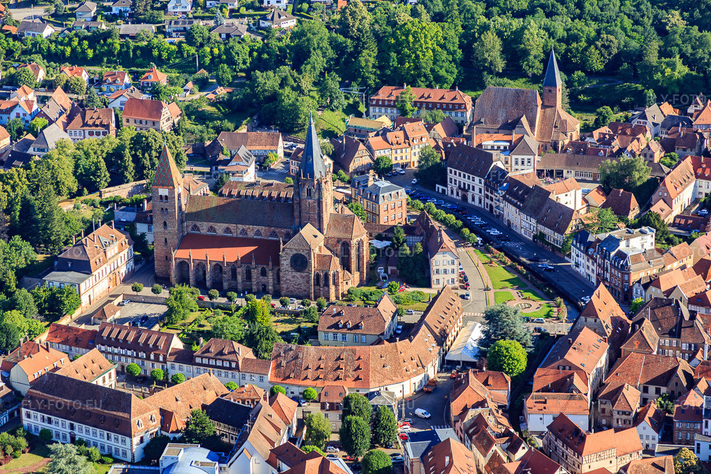 Vue aérienne: Quai du 24 Novembre avec l'Abbatiale Saint Pierre et Paul du nord-ouest à Wissembourg dans le département Bas Rhin, France – .Photo: IMG_083022.jpg prise le 26/06/2015 par Werner Riehm/FLY-FOTO.eu – Résolution de l'original: 5472 x 3648 px – Paroisse de Wissembourg