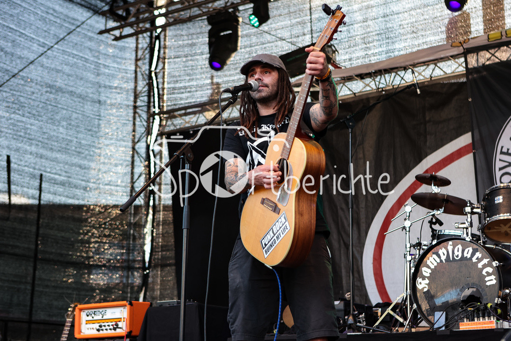 Sommer am Kiez | Dan GANOVE spielt vor "Die Kassierer" beim Augsburger Fesitval " Sommer am Kiez" auf seiner Gitarre, Vorband, Support