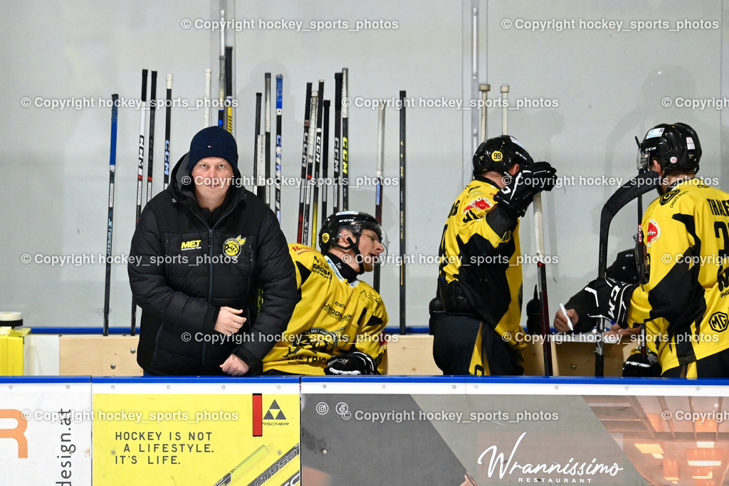 ESC Steindorf vs. MET PHOTOVOLTAIK HORNETS SPITTAL | Spielerbank HORNETS SPITTAL, Sportlicher Leiter EC Hornets Spittal Martin Bodner, ESC Steindorf vs. MET PHOTOVOLTAIK HORNETS SPITTAL, ESC Steindorf vs. MET PHOTOVOLTAIK HORNETS SPITTAL am 26.10.2024 in Steindorf (Ossiachersee Halle), Austria, (Photo by Bernd Stefan)