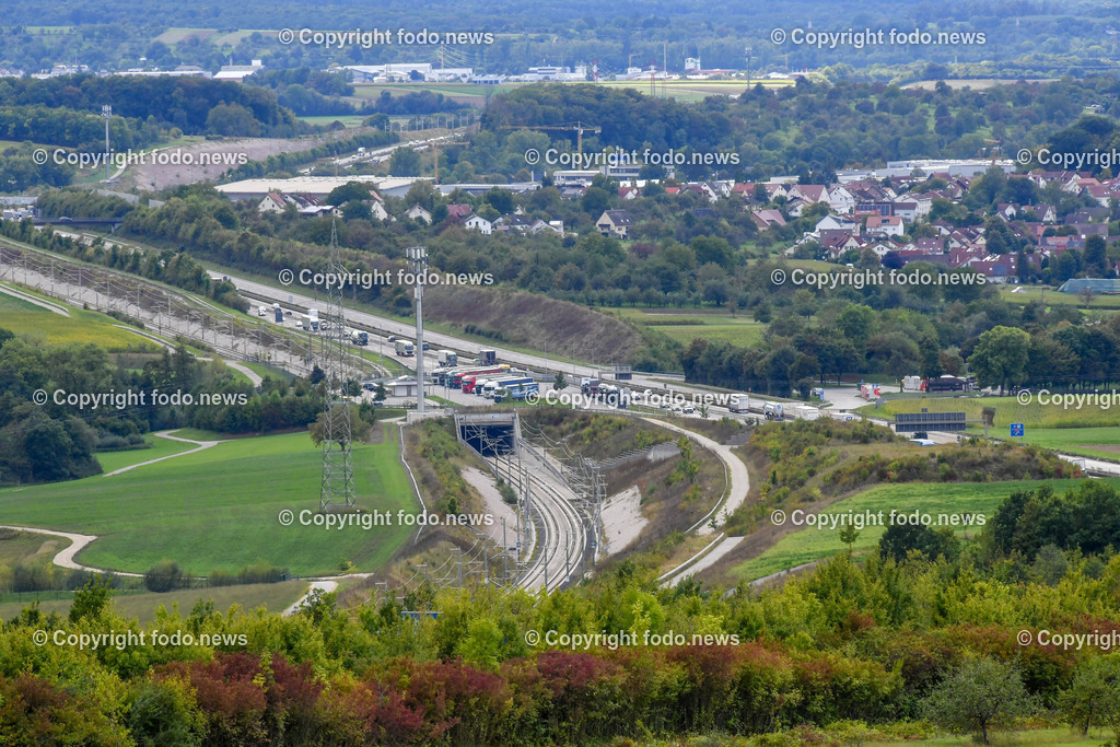 Deutschland_ Baden-Wuerttemberg_ Weilheim an der Teck_ 13.09.2025-11 | 13.09.2025, Deutschland, GER, Baden-Wuerttemberg, Weilheim an der Teck am Fuße der Schwaebischen Alb, im Bild Themenbild, Aichlberg, Autobahn, Verkehr, LKW-Stau, Tunnel, Landschaft, gruene Wiesen, Strommasten, Wohngebiet, Bauume, Fernsicht, Straße, Zug, Schienen, Verkehrsknotenpunkt, Infrastruktur, laendliche Umgebung, Feature, Symbolbild