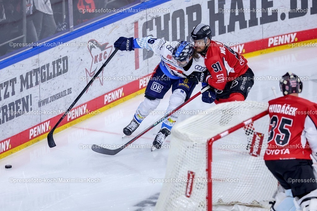 KEC1404251053 | 14.04.2025, Eishockey, DEL Play-offs, Kölner Haie - ERC Ingolstadt, Halbfinale Spiel 6, Lanxess-Arena KölnWojciech Stachowiak (ERC Ingolstadt #19) im Zweikampf gegen Moritz Müller (Kölner Haie #91) 