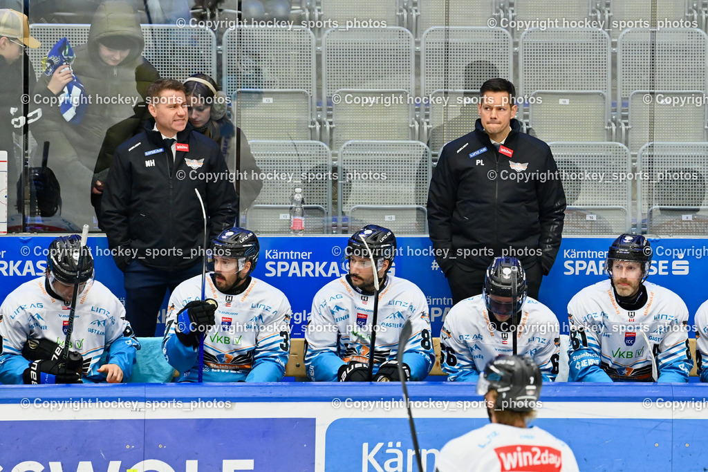 EC IDM WÄRMEPUMPEN VSV vs. Steinbach Black Wings Linz | Headcoach Black Wings Linz PHILIPP LUKAS, Spielerbank Black Wings Linz, Spielerbank Black Wings Linz, EC IDM WÄRMEPUMPEN VSV vs. Steinbach Black Wings Linz, EC IDM WÄRMEPUMPEN VSV vs. Steinbach Black Wings Linz am 28.11.2025 in Villach (Stadthalle Villach), Austria, (Photo by Bernd Stefan)