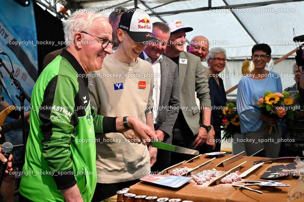 Empfang Daniel Tschofenig | Obmann SV Achomitz Martin Wiegele, Torten Anschnitt, Empfang Daniel Tschofenig, Empfang Daniel Tschofenig am 10.05.2025 in Hohenthurn (Mehrzweckhaus Hohenthuurn), Austria, (Photo by Bernd Stefan)