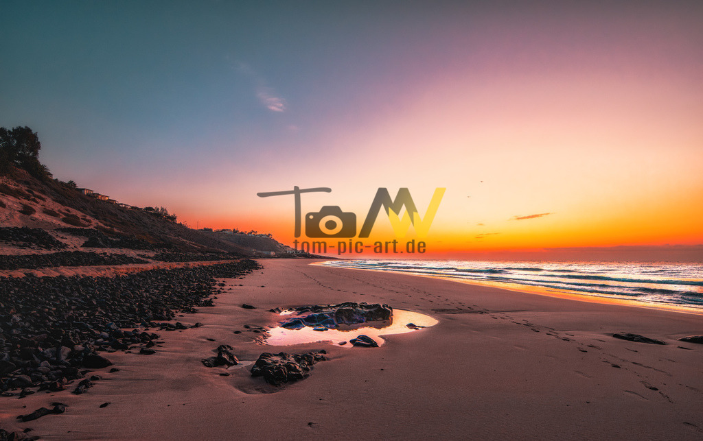 Traumhafter Sonnenaufgang an einsamen Strand-Fuerteventura | Früh am morgen am Strand von Fuerteventura ergab sich dieser schöne Sonnenaufgang. Das Meer plätscherte noch sehr ruhig an den Strand - Realisiert mit Pictrs.com