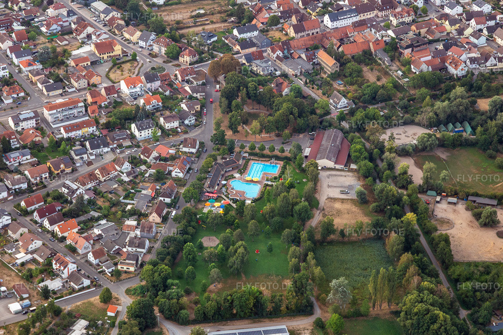 Luftbild: Freibad Graben-Neudorf im Ortsteil Graben in Graben-Neudorf im Bundesland Baden-Württemberg in Deutschland. – Foto: IMG_134114.jpg vom 26.08.2022 durch Werner Riehm/FLY-FOTO.de – Auflösung des Originals: 5472 x 3648 px – Freibad: Gemeinde Graben-Neudorf
