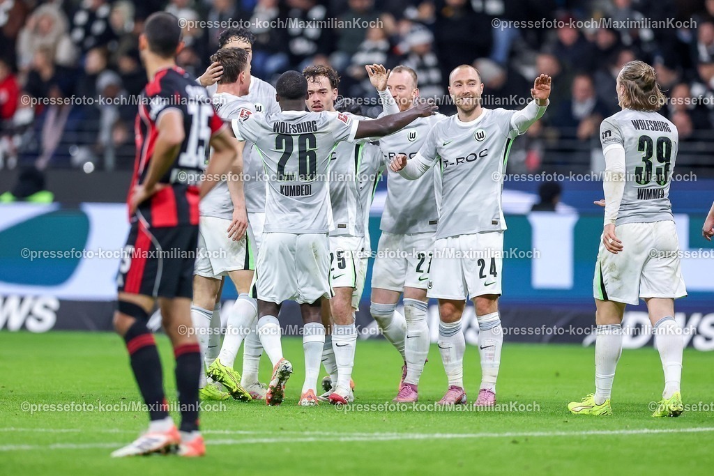 SGE30112501109 | 30.11.2025, Fußball, Eintracht Frankfurt - VfL Wolfsburg, 1. Fußball Bundesliga, 12. Spieltag, Deutsche-Bank-Park (Frankfurt am Main), Saison 2025 2026: Torjubel nach dem Tor zum 1:0 durch Torschütze Aaron Zehnter&nbsp;(VfL Wolfsburg #25)  zusammen mit  Mohamed Amoura&nbsp;(VfL Wolfsburg #09) DFB Regulations prohibit any use of photographs as image sequences and or quasi-video.