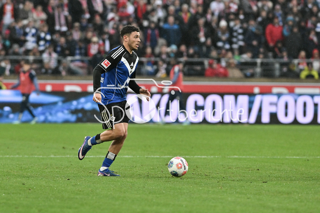 VfB Stuttgart - Hamburger SV | STUTTGART, GERMANY - 12. APRIL: with ball William MIKELBRENCIS (Hamburger SV 2) during the Bundesliga Match between VfB Stuttgart vs. Hamburger SV on Matchday 29 at MHP Arena / DFL REGULATIONS PROHIBIT ANY USE OF PHOTOGRAPHS AS IMAGE SEQUENCES AND/OR QUASI-VIDEO