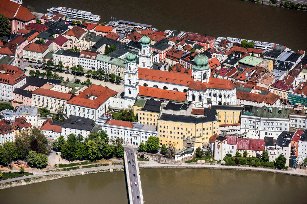 dr__0012529.jpg | PASSAU 11.05.2017 Kirchengebäude des Domes in der Altstadt in Passau im Bundesland Bayern, Deutschland. // Church building of the cathedral in the old town in Passau in the state Bavaria, Germany. Foto: Daniel Reiter