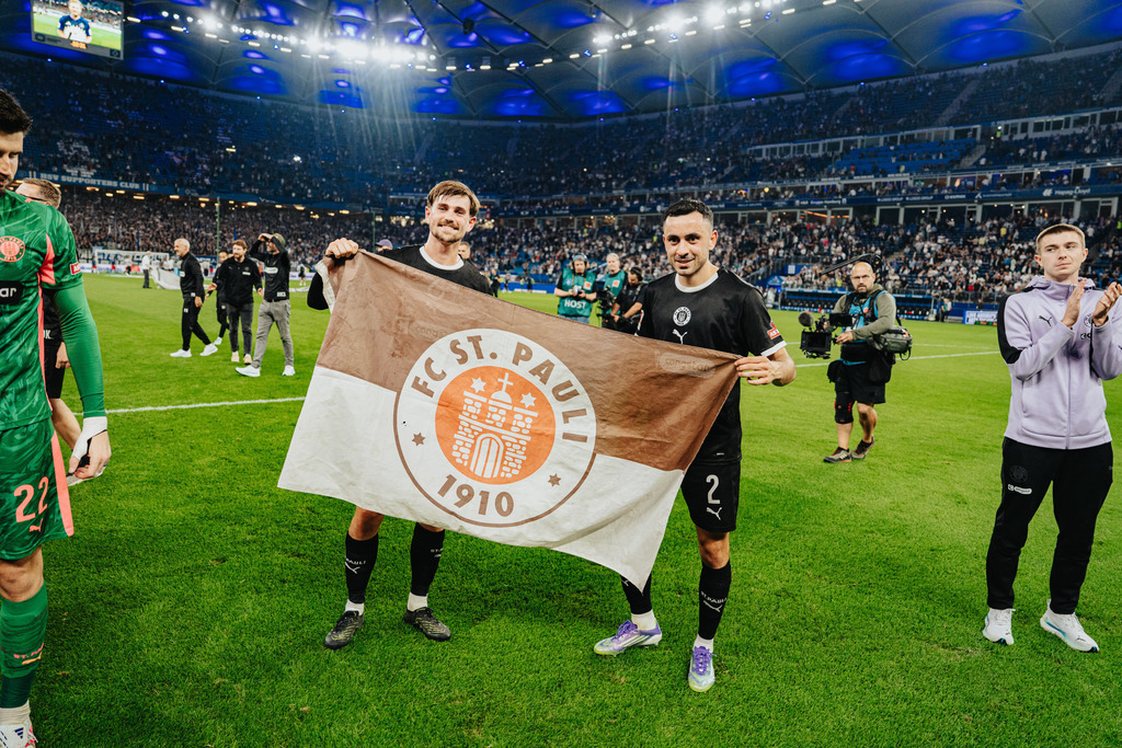 FCS04366 | Der offizielle Shop für FC St. Pauli Fotos. Wähle aus Spielszenen & Fanmomenten dein FCSP Wunschformat. Wir liefern Millerntor-Atmosphäre.