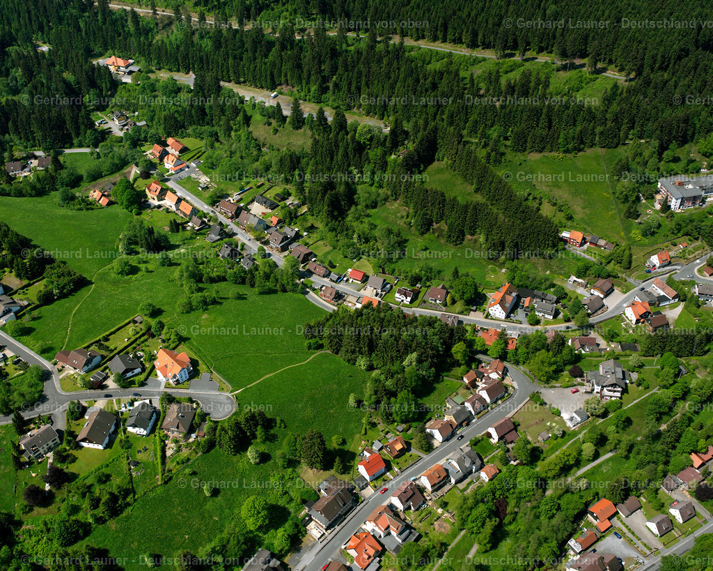 2638578 | ALTENAU 09.06.2006 Wald- Gebiete und Forstflächen umsäumen das Siedlungsgebiet des Dorfes in Altenau im Bundesland Niedersachsen, Deutschland // Village - view on the edge of forested areas in Altenau in the state Lower Saxony, Germany Foto: Gerhard Launer