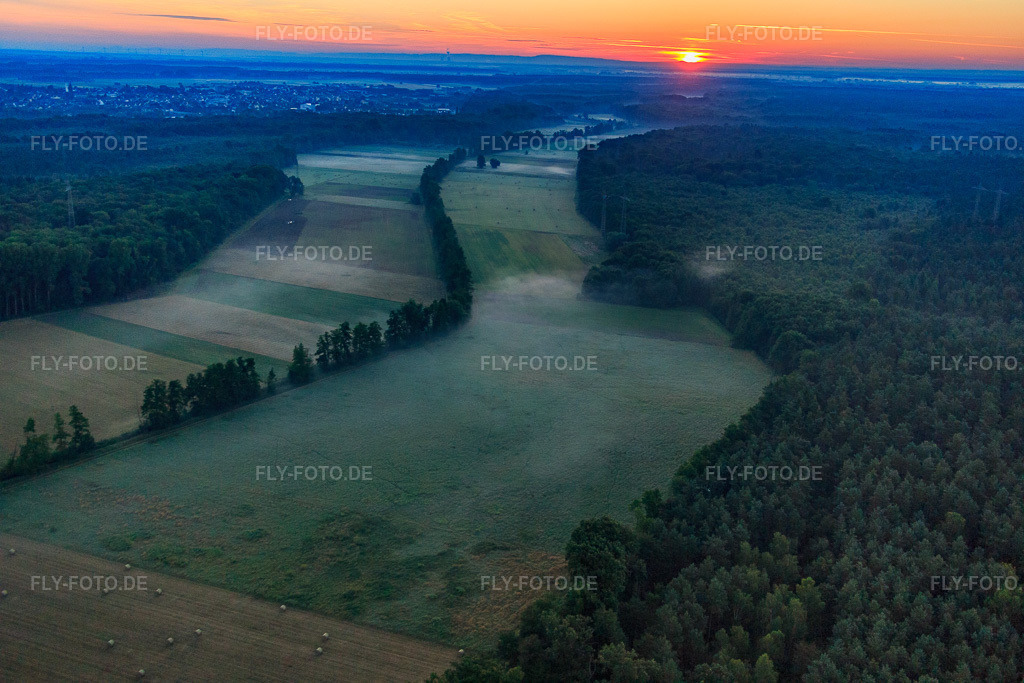 Luftbild: Sonnenaufgang im Otterbachtal mit Morgendunst in Kandel im Bundesland Rheinland-Pfalz in Deutschland. Foto: IMG_091491.jpg vom 10.07.2016 durch Werner Riehm/FLY-FOTO.de