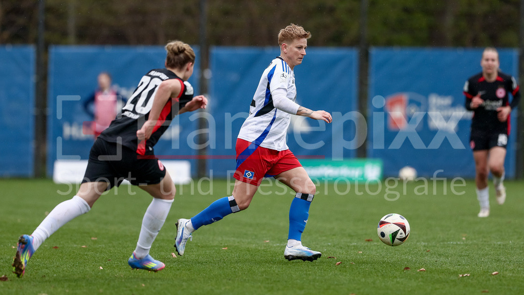 Fussball, 2. Frauen-Bundesliga, Hamburger SV - Eintracht Frankfurt II | v.li.: Jobina Lahr (Hamburger SV, 31) am Ball, Einzelbild, Ganzkörper, Aktion, Action, Spielszene, DIE DFB-RICHTLINIEN UNTERSAGEN JEGLICHE NUTZUNG VON FOTOS ALS SEQUENZBILDER UND/ODER VIDEOÄHNLICHE FOTOSTRECKEN. DFB REGULATIONS PROHIBIT ANY USE OF PHOTOGRAPHS AS IMAGE SEQUENCES AND/OR QUASI-VIDEO.