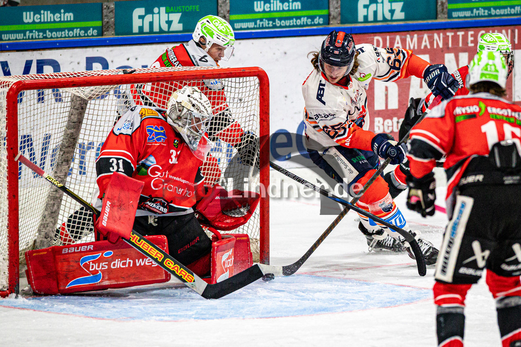 TSV Peißenberg MINERS vs ESC Kempten SHARKS | Eishockey Bayernliga Herren Vorrunde 2024/2025, TSV Peißenberg MINERS vs ESC Kempten SHARKS, 20241018,Versuch Florian STAUDER (SHARKS 65),2024-10-18 in Peißenberg (Eisstadion)Florian STAUDER (SHARKS 65)Copyright: WolfgangxLindner foto-lindner.de
