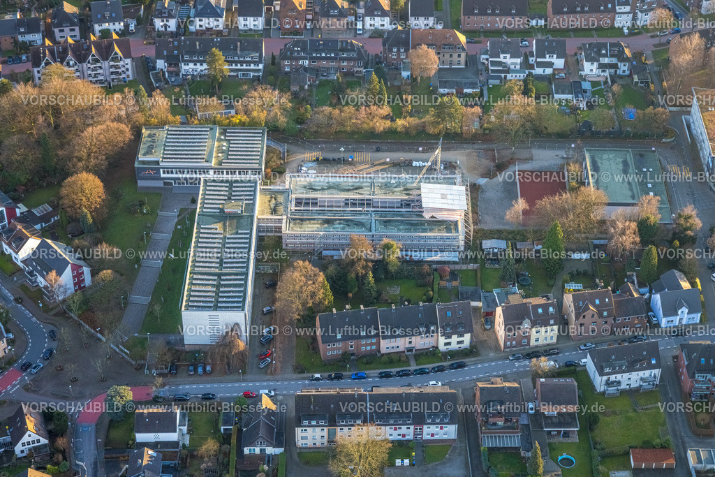 Bottrop251204415 | Luftbild, Josef-Albers-Gymnasium und Solardach, Baustelle mit Baukran und Baugerüst, Süd-West, Bottrop, Ruhrgebiet, Nordrhein-Westfalen, Deutschland