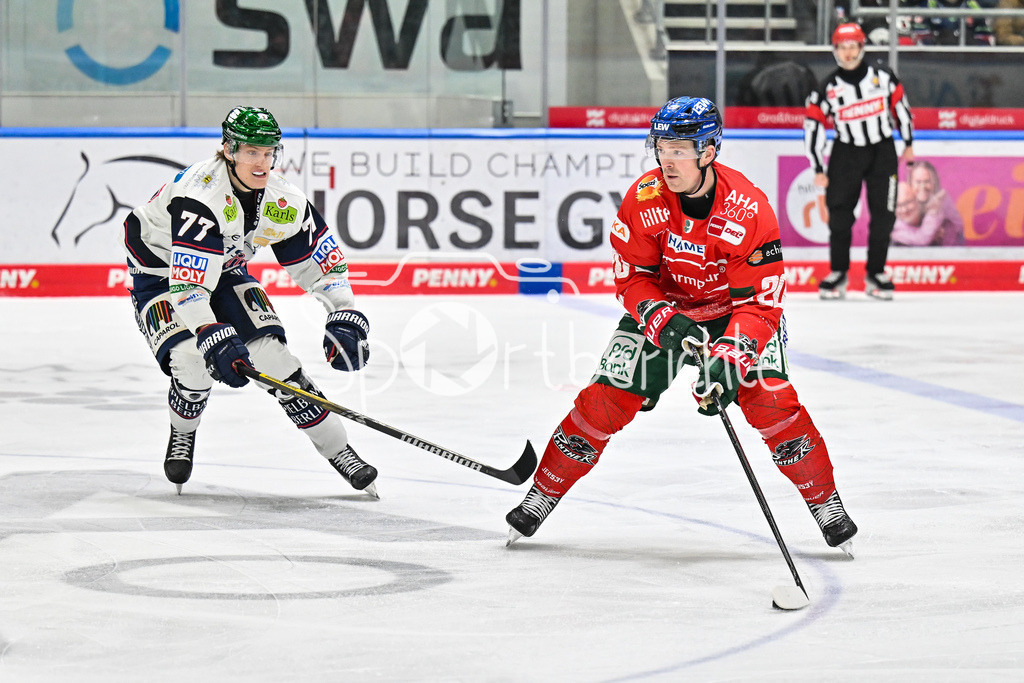 Augsburger Panther - Eisbären Berlin | AUGSBURG, GERMANY - 27. JANUARY: im Duell Eric HÖRDLER (Eisbären Berlin 77) und Cody KUNYK (Augsburger Panther 20) während dem Match zwischen den Augsburger Panthern und den Fischtown Pinguins am 43. Spieltag der Penny DEL im Curt Frenzel Stadion