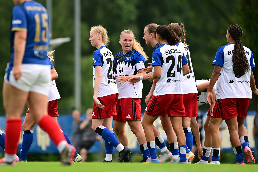 Fußball I Frauen I Saison 2025-2026 I Testspiel I Hamburger SV - Holstein Kiel | Jubel, Begeisterung, Enthusiasmus, Euphorie, Freude, Glücksgefühl, Heiterkeit bei: Hamburger SV Frauen - Realisiert mit Pictrs.com