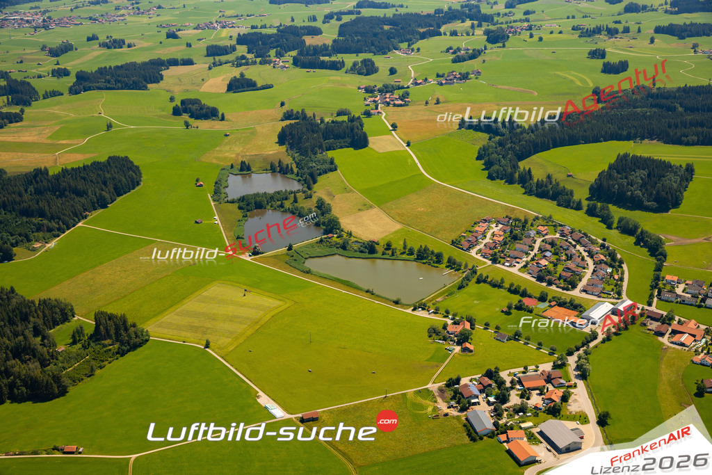 Das Luftbild zeigt :  Wald - Die Luftaufnahme wurde 2024 vom UL-Flugzeug aus erstellt ( keine Drohne ) - Hochauflösende Luftaufnahme - Für grossformatige Ausdrucke geeignet. Die Geschenkidee !Mit Lizenz und Bildrechte bestellbar