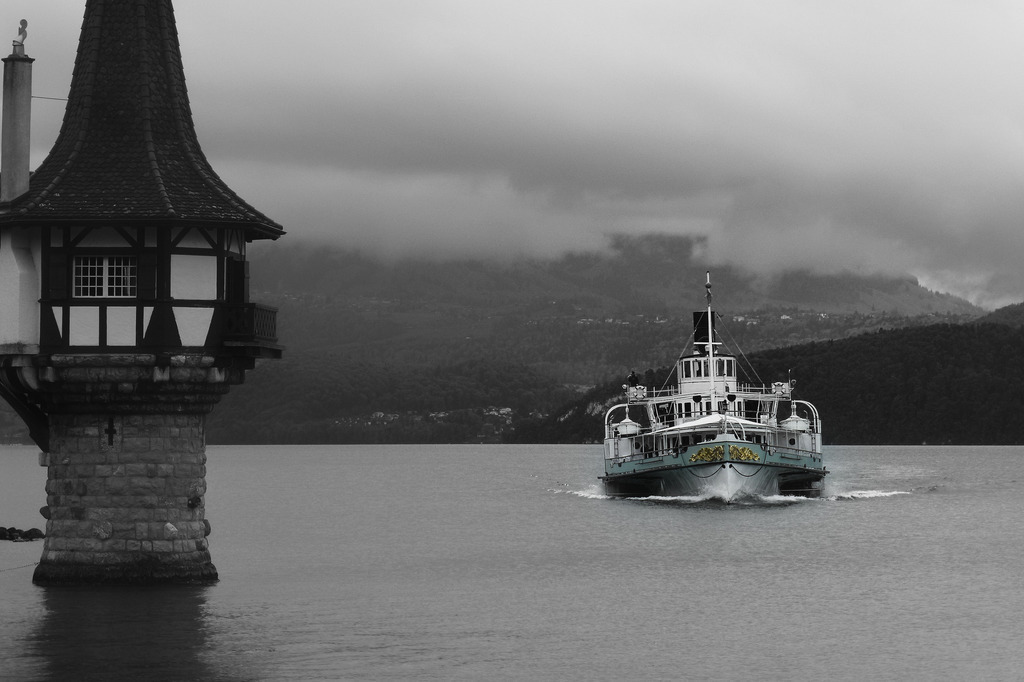 Dampf Schiff | Anfahrt des Dampfschiffes Blümlisalp an einem Regentag auf die Ländte Oberhofen. In der Frontansicht ist schön zu sehen, wie das Schiff durch das Wasser "schneidet", während - meiner Ansicht nach - weniger ästhetische Schiffe eine Bugwelle vor sich herschieben. 
-----------------------------------------------
Arrival of the steamship Blümlisalp on a rainy day on the Oberhofen jetty. In the front view it is nice to see how the ship "cuts" through the water, while - in my opinion - less aesthetic ships push a bow wave in front of them.
-----------------------------------------------
http://art.hess.photography/65-dampf-schiff.html - Realisiert mit Pictrs.com