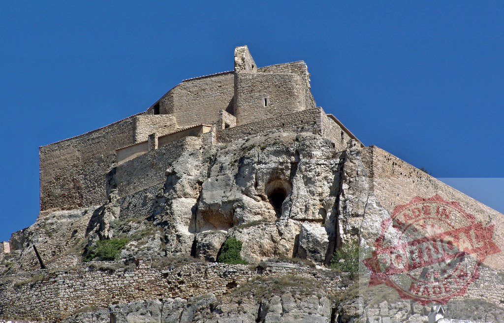 Castell de Morella castle fortress on a rocky hill in Spain. Provincia de Castellon | Ancient stone walls of the historic Castell de Morella fortress rising from a rock cliff - Realisiert mit Pictrs.com