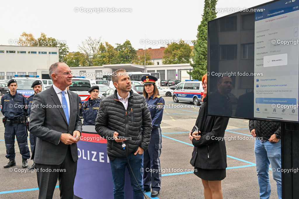 Landespolizeidirektion Ooe_ Pressekonferenz Sicherheitsbudget 2024_ 24.10.2023-53 | 24.10.2023, Landespolizeidirektion Oberoesterreich, AUT, Pressekonferenz Sicherheitsbudget 2024, im Bild BM Gerhard Karner (VP, Inneres), Polizeibeamte, neue Funktionen der digitalen App am Handy - zb Fuehrerscheinabfrage