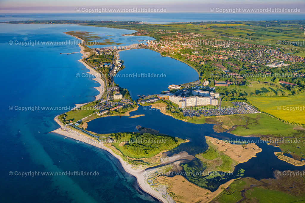 Heiligenhafen_ELS_9044030622 | HEILIGENHAFEN 03.06.2022 Ortsansicht der Straßen und Häuser Ferienanlage StranResort Seebrücke Heiligenhafen an der Ostsee- Küste im Bundesland Schleswig-Holstein. // City view of the streets and houses Ferienanlage StranResort pier Heiligenhafen on the Baltic Sea coast in the state of Schleswig-Holstein. Foto: Martin Elsen