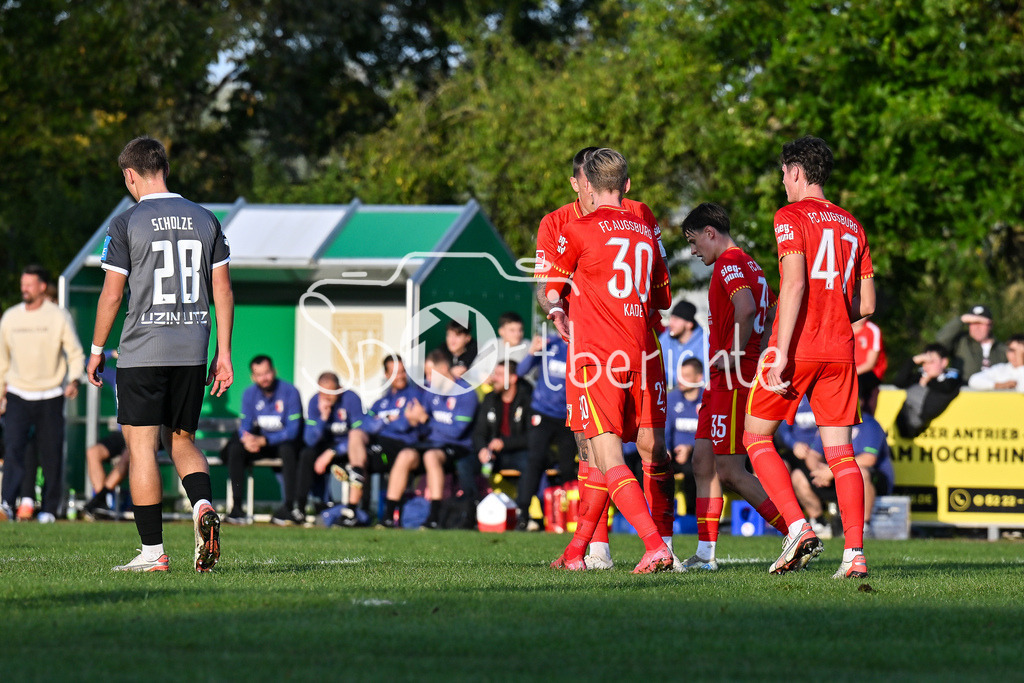 FC Augsburg - SSV Ulm 1846 Fussball | Jubel der Augsburger nach dem Treffer zum 1-0 durch Phillip TIETZ (FC Augsburg 21) / Tor / Torschuetze / Freude / Happy / Testspiel: FC Augsburg - SSV Ulm 1846 Fussball; TSV Burgau Sportzentrum am 08.10.2025