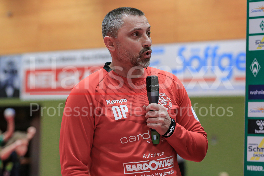 Handball, 2. Bundesliga Frauen, SV Werder Bremen - HL Buchholz 08-Rosengarten | v.li.: Dubravko Prelcec (Trainer, HL Buchholz 08-Rosengarten) während der Pressekonferenz nach dem Spiel, Portrait, Nahaufnahme, Einzelfoto, Einzelbild