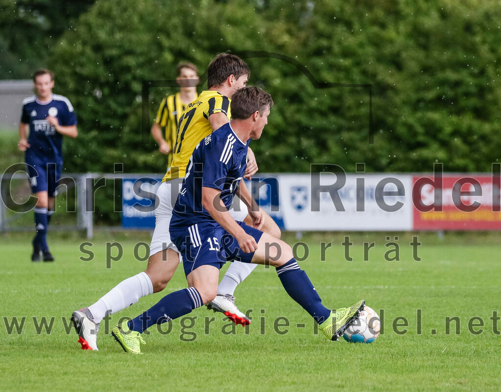 2023-07-29_029_FC_Moosinning_gegen_TuS_Raubling | Moosinning, Deutschland, 29.07.2023:
Fußball, Bezirksliga Oberbayern Ost 2023 / 2024, 1. Spieltag, FC Moosinning gegen TuS Raubling, Endergebnis: 0:7

Christian Reiser (FC Moosinning, #17), Valentin Schoeffel (TuS Raubling, #15)

Foto: Christian Riedel / fotografie-riedel.net