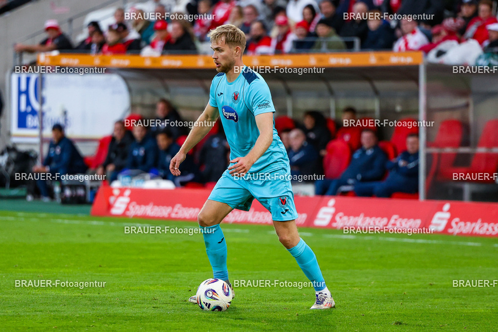 Rot-Weiss Essen - Viktoria Köln - 3.Liga | Essen, Deutschland, 18.10.2025 Lars Dietz (Viktoria Köln) Einzelaktion  während des 3.Liga Spiels zwischen Rot-Weiss Essen- Viktoria Köln im Stadion an der Hafenstraße am 01.08.2025 in Essen. (Foto von Timo Bluhmki-Schmidt/ Brauer Fotoagentur