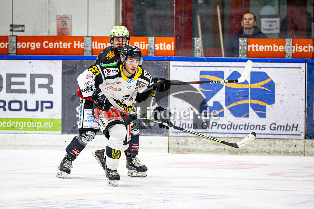 Peißenberg MINERS gegen EA Schongau MAMMUTS | Eishockey Bayernliga 2025/26 Vorbereitung, Peißenberg MINERS gegen EA Schongau MAMMUTS, 20251003,Zweikampf,2025-10-03 in Peißenberg (flatbuy Arena Peißenberg), Anton ENGEL (MINERS 9), Yanik SCHWEINBERGER (MAMMUTS 29)Copyright: WolfgangxLindner www.foto-lindner.de