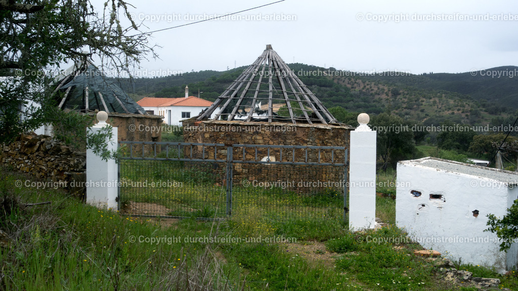 Historisches Rundhaus - palheiro - im Bergdorf Mealha, Serra do Caldeirão, Algarve | Historisches Rundhaus - palheiro - im Bergdorf Mealha, Serra do Caldeirão, Algarve - Realisiert mit Pictrs.com