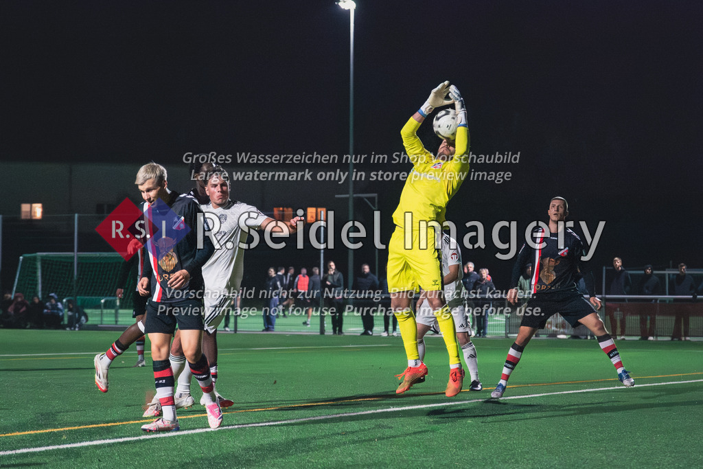 RS-1-139534 | Mauro Leonardo Alcaraz Paramidani (#99, AFC, Torwart) fängt den Eckball mit Kopf und Händen aus der Luft.