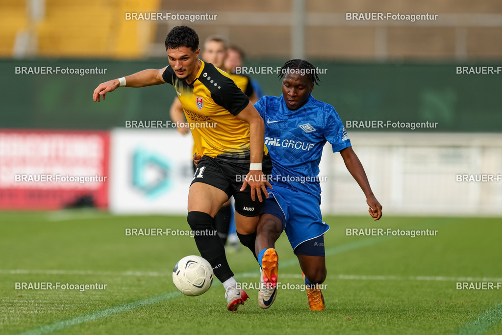 SB_KFCBAU_20250815_4012.JPG -  - KFC Uerdingen - SF Baumberg - Oberliga Niederrhein | Krefeld, Deutschland, 15.08.25: Batuhan Özden (KFC Uerdingen) und Al-Hassan Turay (SF Baumberg) im Kampf um den Ball während des Oberliga Niederrhein Spiels zwischen KFC Uerdingen - SF Baumberg in der Grotenburg Stadion am 15. August 2025 in Krefeld, Deutschland. (Foto von Stefan Brauer/Brauer-Fotoagentur)