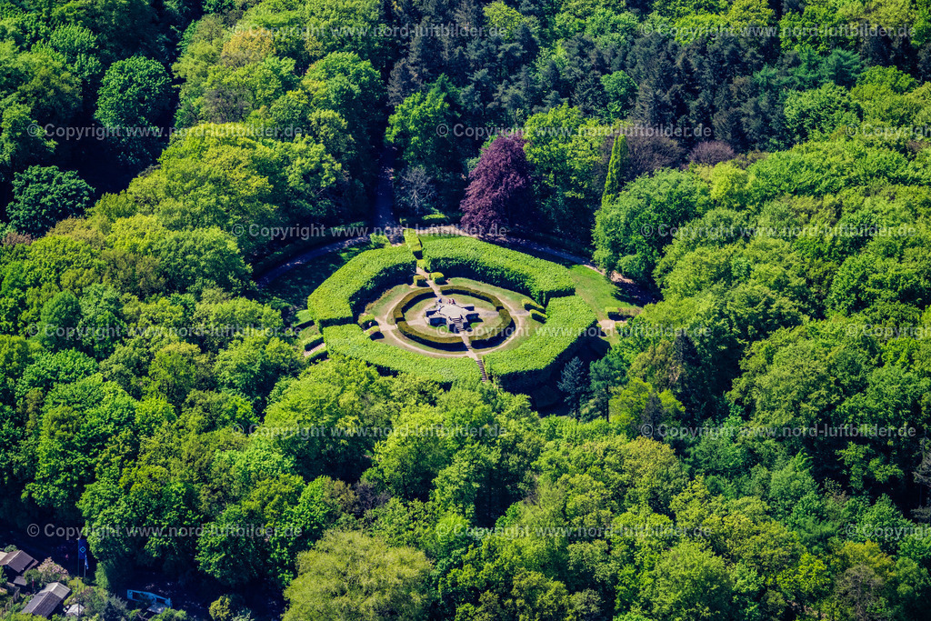 Hamburg_Volkspark_Tutenberg_ELS_3238010525 | HAMBURG 01.05.2025 Parkanlage mit Gedenkstätte des "Tutenberg" im Volkspark im Ortsteil Bahrenfeld in Hamburg, Deutschland. // Park with the memorial of the "Tutenberg" in Volkspark in the district Bahrenfeld in Hamburg, Germany. Foto: Martin Elsen