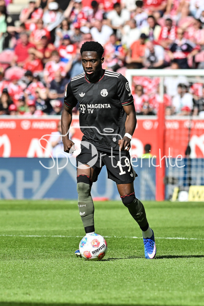 1. FSV Mainz 05 - FC Bayern München | MAINZ, GERMANY - 25. APRIL: am Ball Alphonso DAVIES (FC Bayern Munich 19) / Einzelfoto / Freisteller während dem Bundesligamatch zwischen dem 1. FSV Mainz 05 und dem FC Bayern München am 31. Spieltag in der MEWA Arena / DFL REGULATIONS PROHIBIT ANY USE OF PHOTOGRAPHS AS IMAGE SEQUENCES AND/OR QUASI-VIDEO