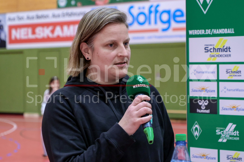Handball, 2. Bundesliga Frauen, SV Werder Bremen - SG 09 Kirchhof | Renee Verschuren (Trainerin, Cheftrainerin, SV Werder Bremen) während der Pressekonferenz nach dem Spiel, Portrait, Nahaufnahme, Einzelfoto, Einzelbild