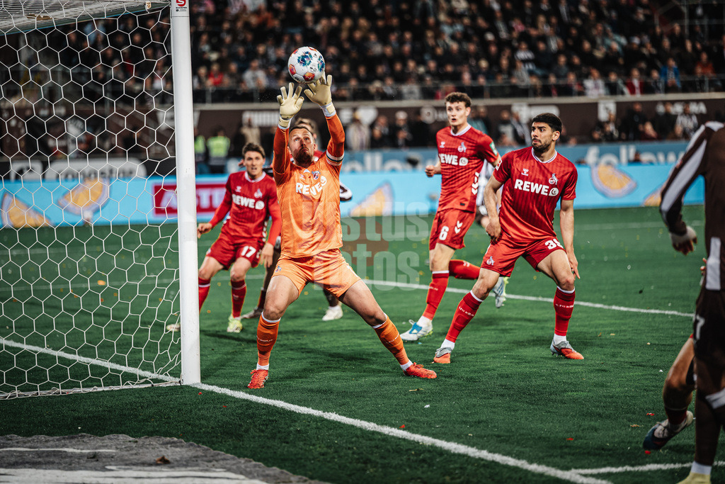 Fußball | Männer | Saison 2025/2026  | Fußball-Bundesliga | 30. Spieltag | FC St. Pauli vs. 1. FC Köln | 17.04.2026 | Marvin Schwäbe (#1, 1. FC Köln) wehrt den Ball ab
