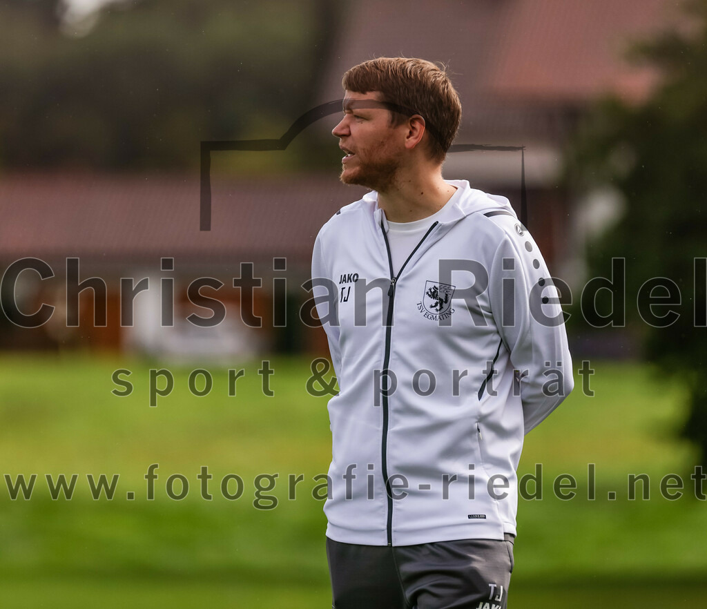 2023-08-27_015_TSV_Egmating_II_gegen_SG_Grasbrunn-Haar_II | Egmating, Deutschland, 27.08.2023:
Fußball, B-Klasse 2023 / 2024, 2. Spieltag, TSV Egmating II gegen (SG) Grasbrunn / Haar II, Endergebnis: 1:2

Trainer Thomas Jehl (TSV Egmating)

Foto: Christian Riedel / fotografie-riedel.net