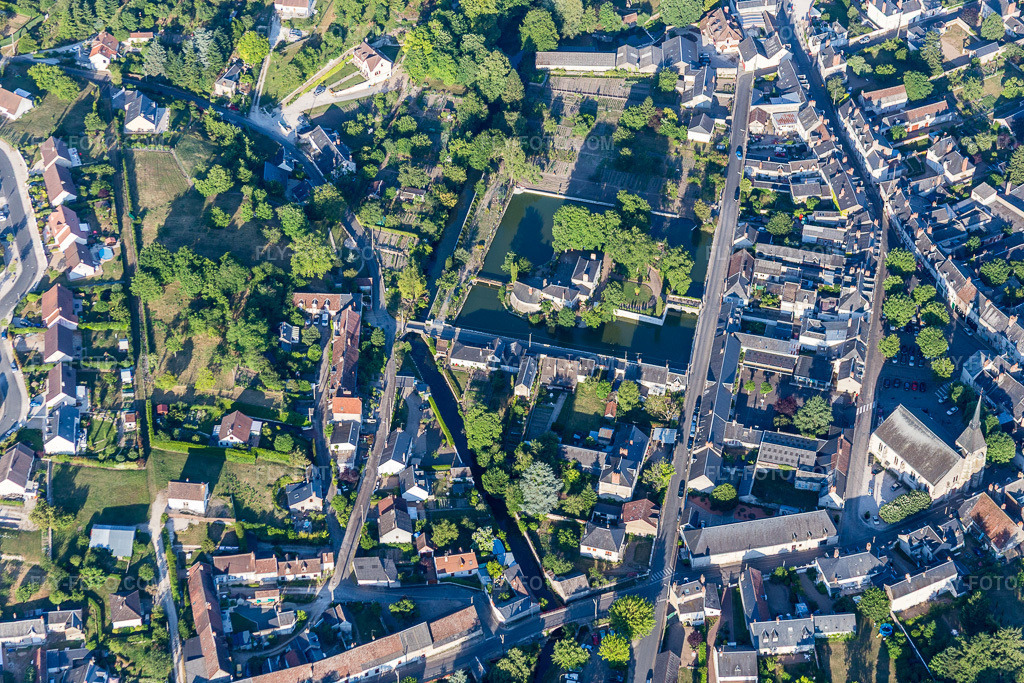 Aerial view: Water castle Hotel Les Douves in Onzain in the state Loir et Cher, France.Photo: IMG_081202.jpg taken on 06/19/2015 by Werner Riehm/FLY-FOTO.comResolution of the original: 5472 x 3648 px