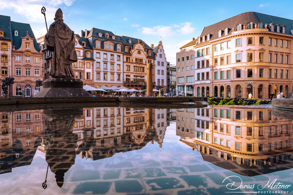 Der Mainzer Marktplatz  | Der Mainzer Marktplatz mit den renovierten Markthäusern im Hintergrund und gespiegelt auch nochmal im Vordergrund. 