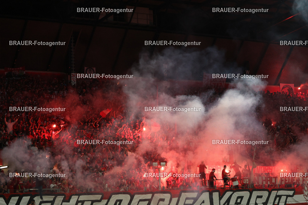 Rot-Weiss Essen - Borussia Dortmund | Essen, Deutschland, 18.08.2025Fans von Rot-Weiss Essen zünden Pyrotechnik im Fanblockwährend des DFB Pokal Spiels zwischen Rot-Weiss Essen- Borussia Dortmund im Stadion an der Hafenstraße am 18.08.2025 in Essen. (Foto von Timo Bluhmki-Schmidt/Brauer Fotoagentur