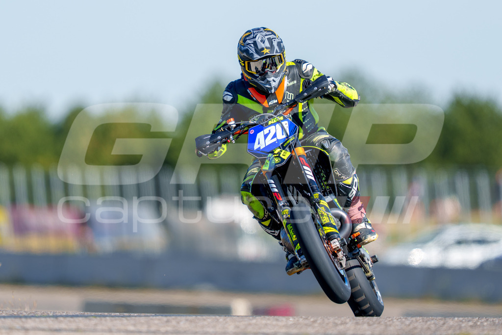SuperMoto_Staatsmeisterschaft_Fuglau-natural-1077 | GRIPcapture steht für authentische Sportfotografie in Österreich – für Momente, die mehr sind als Geschwindigkeit oder Ergebnis. Es geht um Emotion, Spannung, Fokus und den Augenblick, der oft nur einen Wimpernschlag dauert.Ob Motorsport, Teamsport oder 