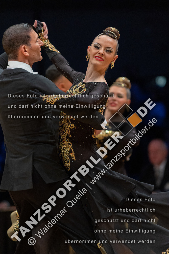 20221112-06384 | Hier finden Sie Tanz Bilder vom Latein und Standard Formationen tanzen. Sportbilder vom Tanzsport. Schöne Fotos und von Weltmeisterschaft, Europameisterschaft, Bundesliga, Regionalliga, Oberliga und Landesliga sowie von GOC Stuttgart, DanceComp, WM Bremen