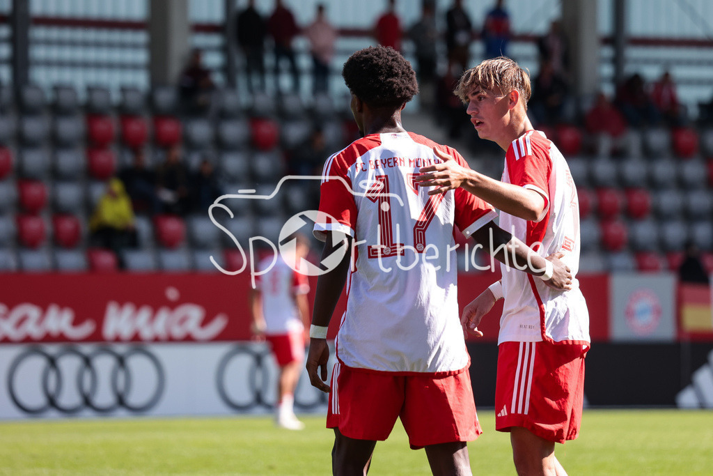 FC Bayern Muenchen U19 - TSV 1860 Muenchen U19 | Michael SCOTT (FCB #17) und Maximilian HENNIG (FCB #3) unterhalten sich