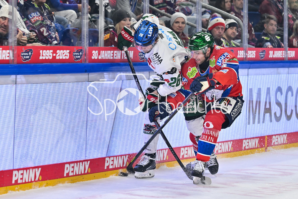 Eisbären Berlin - Augsburger Panther | BERLIN, GERMANY - 04. JANUARY: im Duell Alexander BLANK (Augsburger Panther 26) und Michell REINKE (Eisbären Berlin 5) während dem Match zwischen den Eisbären Berlin und den Augsburger Panthern am 36. Spieltag der Penny DEL in der UBER Arena