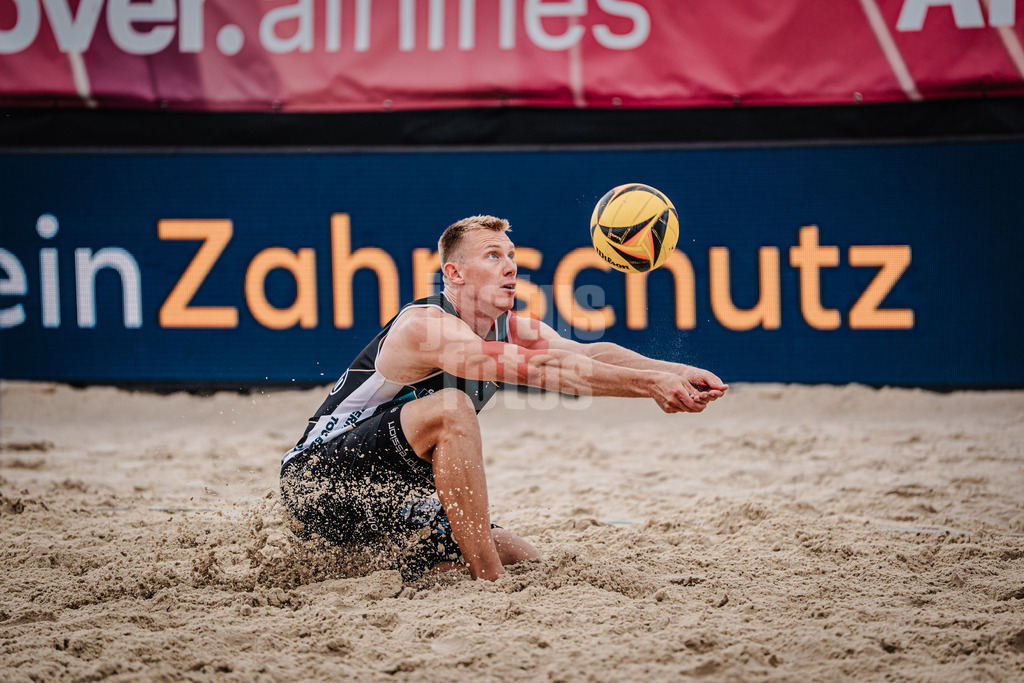 Beachvolleyball | Männer | Allianz German Beach Tour 2025 | Tourstop Bremen | 15.06.2025 | Jonas Reinhardt nimmt den Ball an