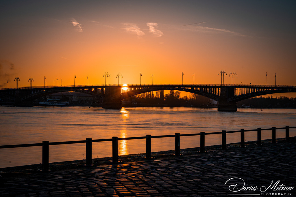 Theodor-Heuss-Brücke in Mainz | Die Theodor-Heuss-Brücke verbindet über den Rhein die Landeshauptstadt Mainz mit dem Ortsbezirk Mainz-Kastel von Wiesbaden. 