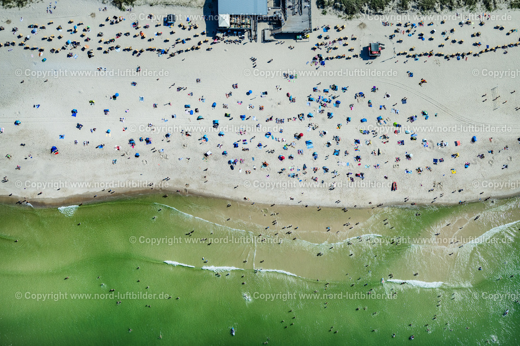 Sylt_Wenningstedt_Wassersport_Strand_ELS_4924130825 | WENNINGSTEDT (SYLT) 13.08.2025 Sandstrand- Landschaft entlang des Küsten- Verlaufes in Wenningstedt (Sylt) auf der Insel Sylt im Bundesland Schleswig-Holstein, Deutschland. // Beach landscape along the in Wenningstedt (Sylt) at the island Sylt in the state Schleswig-Holstein, Germany. Foto: Martin Elsen