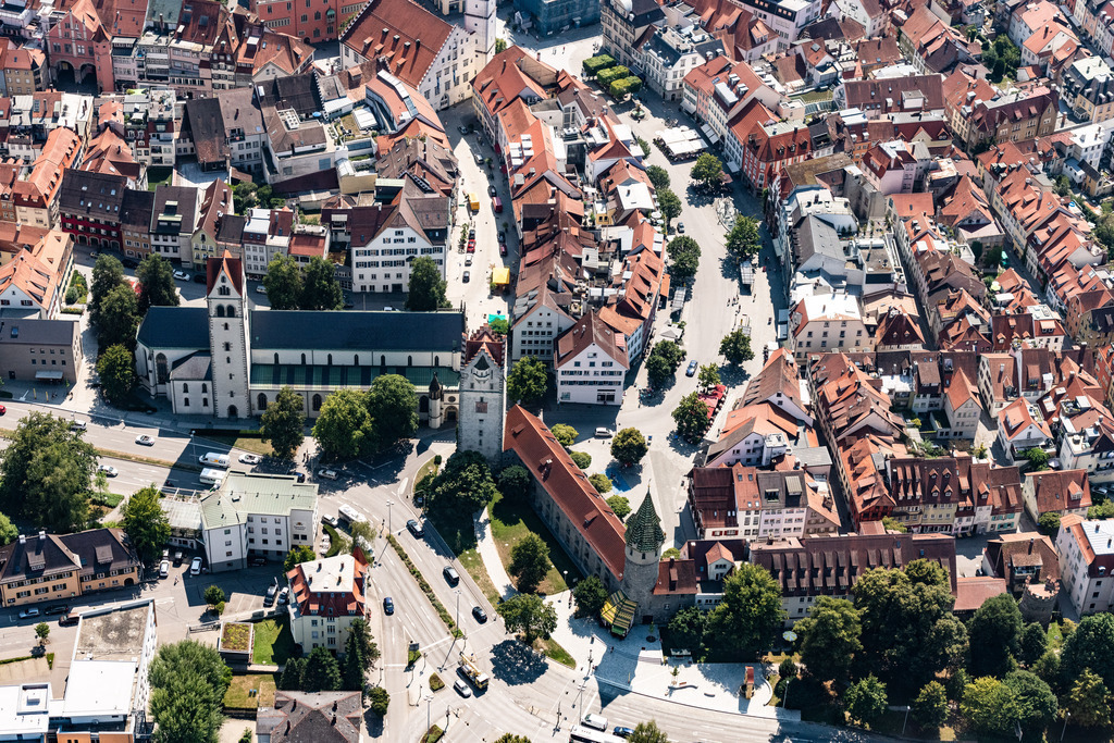 dr__0016131.jpg | RAVENSBURG 03.08.2018 Altstadtbereich und Innenstadtzentrum mit Blick auf das Frauentor und den Grünen Turm in Ravensburg im Bundesland Baden-Württemberg, Deutschland. // Old Town area and city center with Blick auf das Frauentor and den Gruenen Turm in Ravensburg in the state Baden-Wurttemberg, Germany. Foto: Daniel Reiter